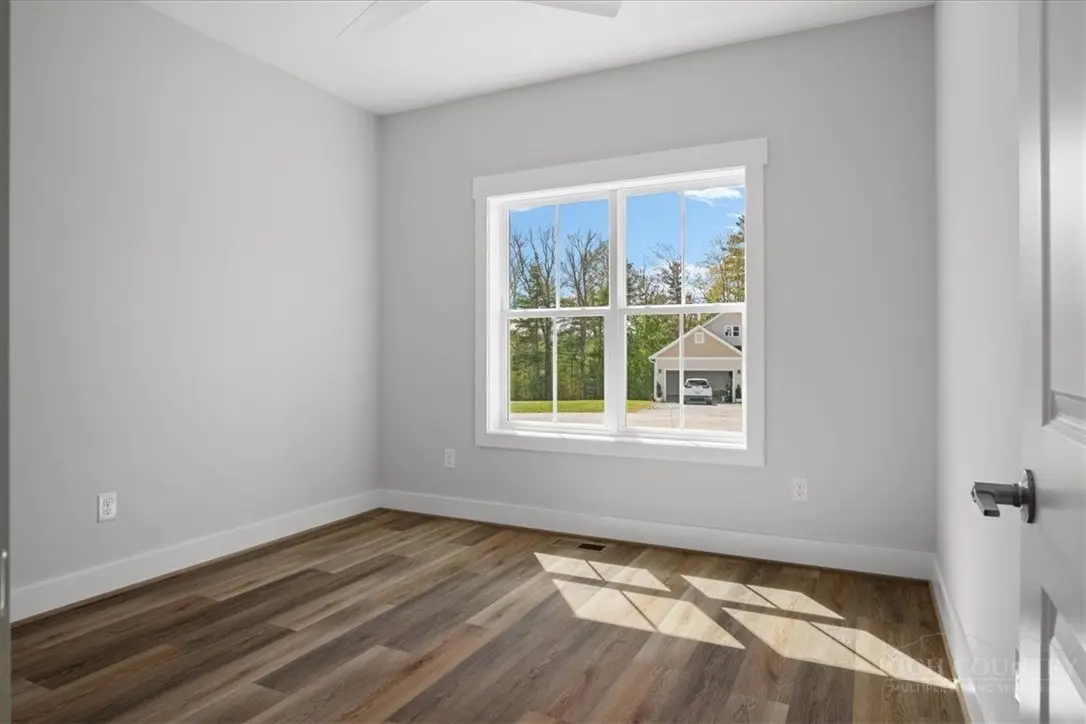 Image number 7 for the current listing