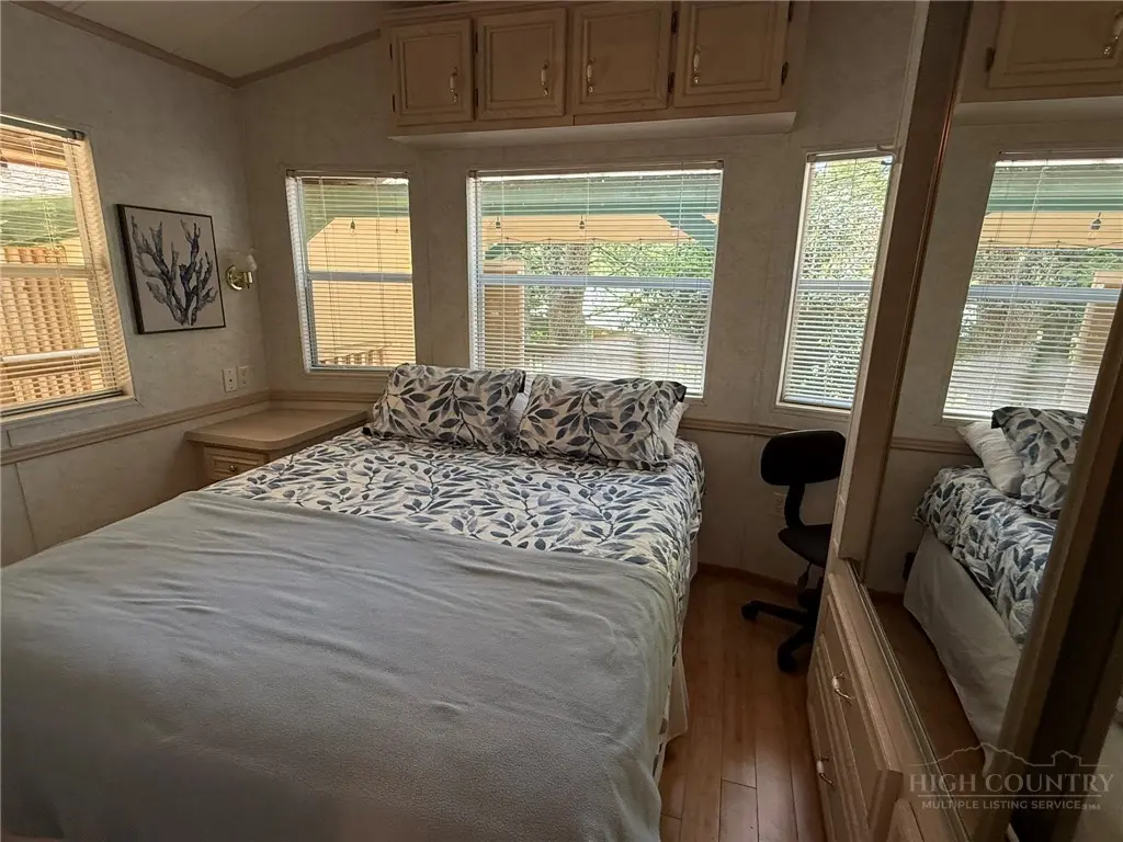 Image number 7 for the current listing