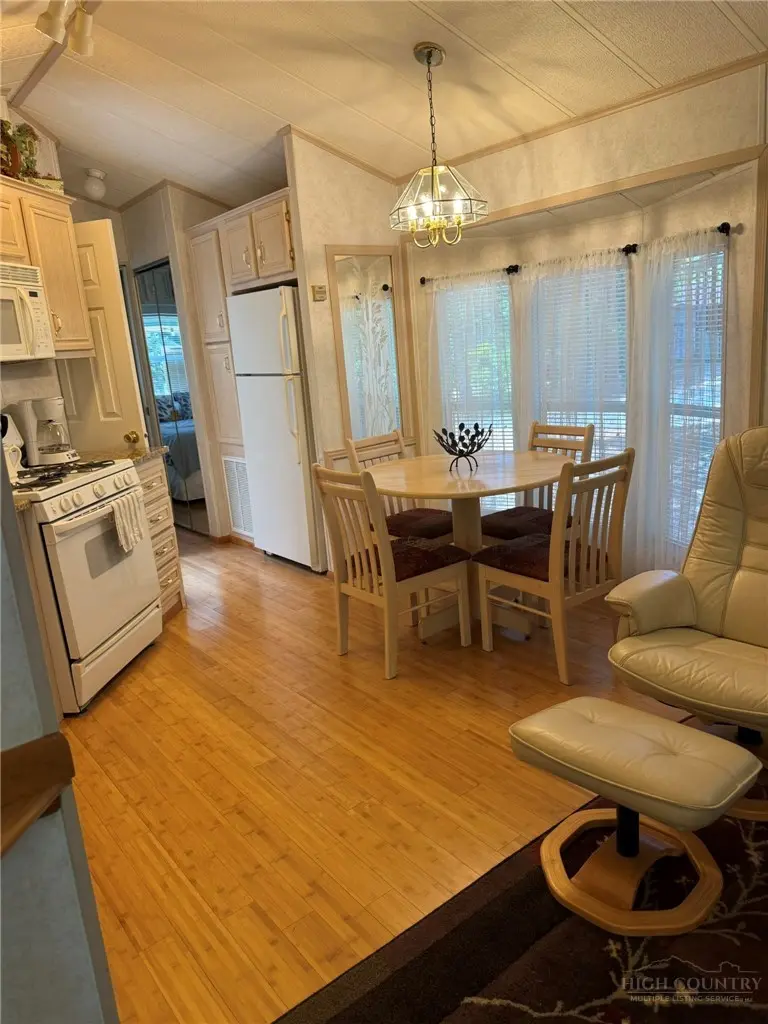 Image number 13 for the current listing