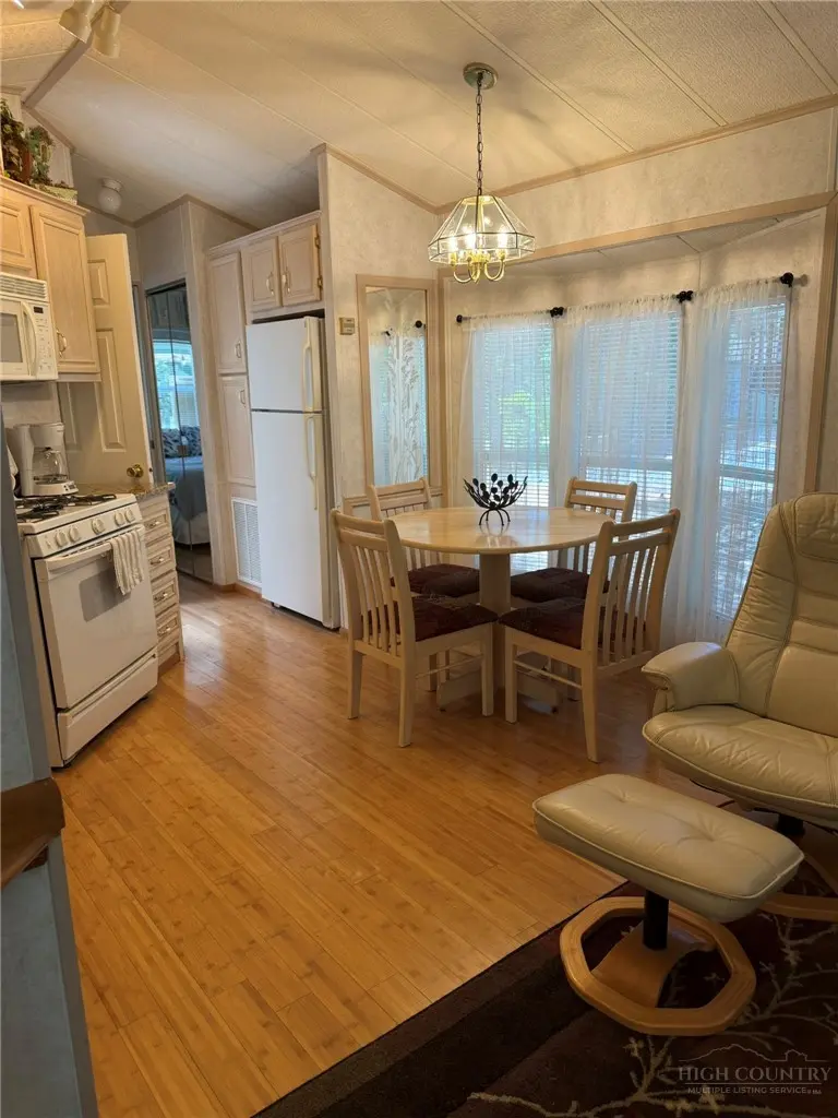 Image number 3 for the current listing