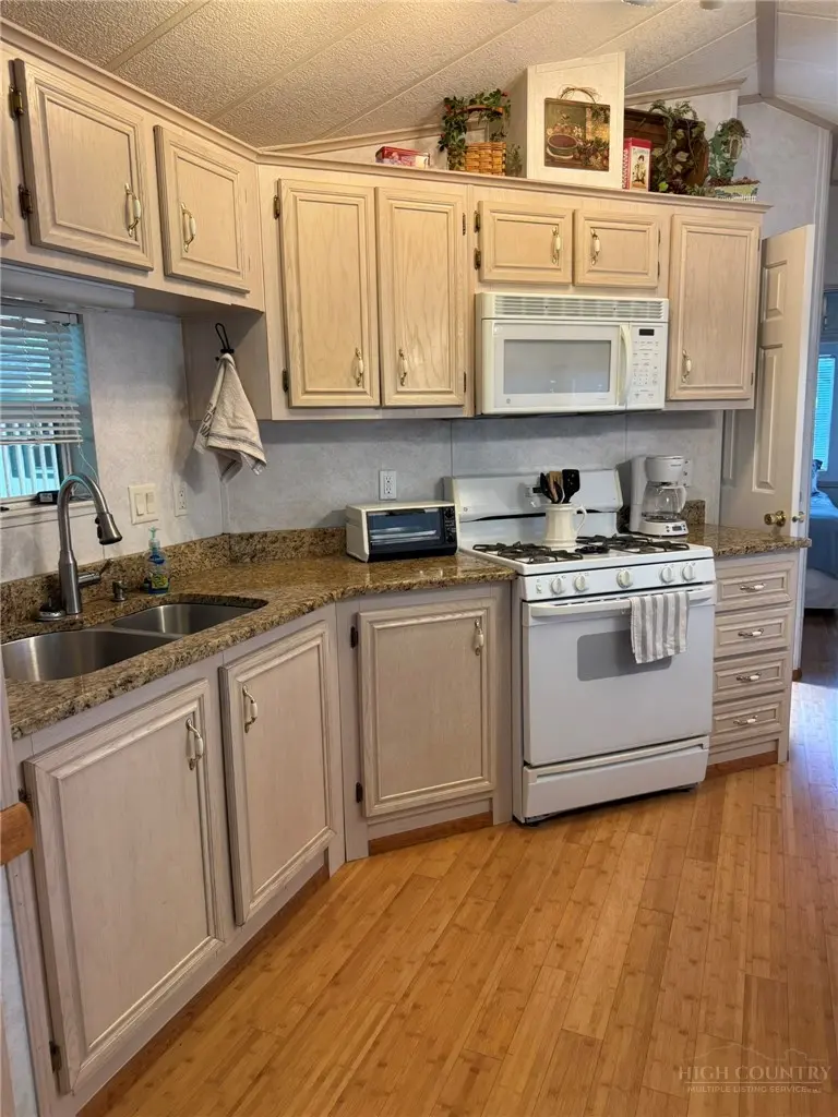 Image number 5 for the current listing