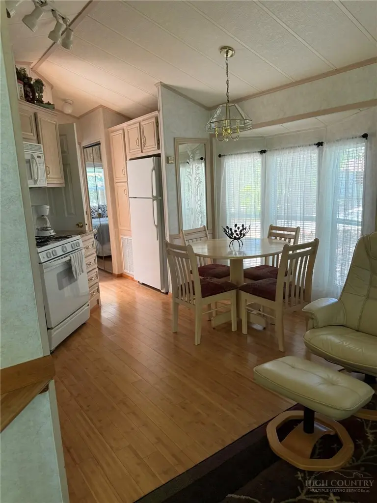 Image number 4 for the current listing