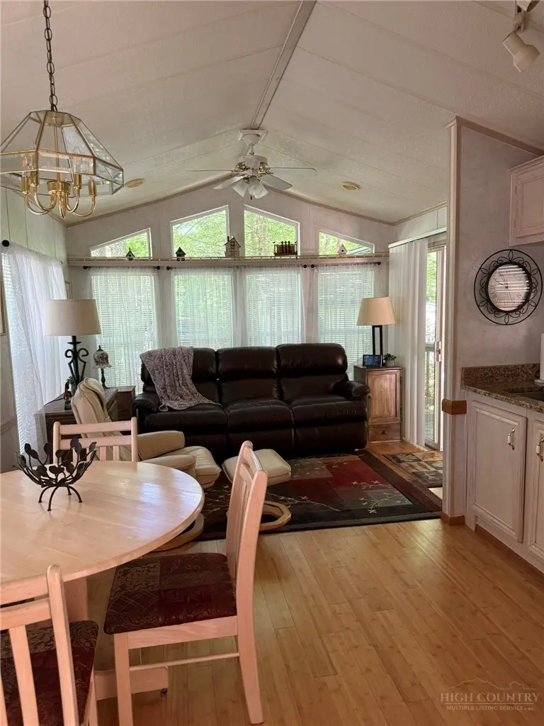 Image number 12 for the current listing