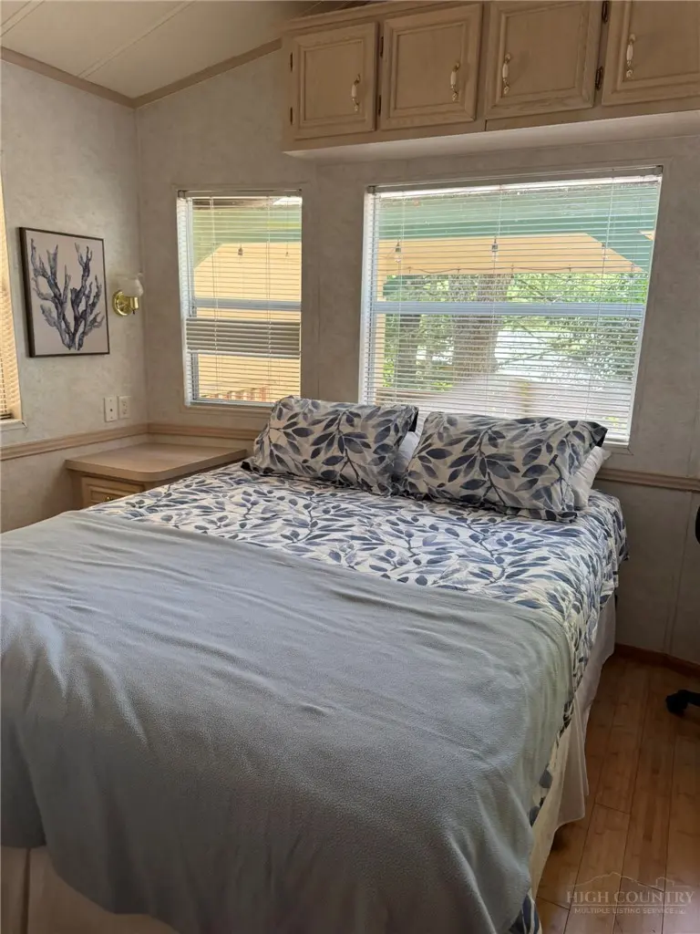 Image number 14 for the current listing