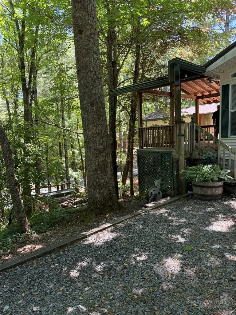 Image number 17 for the current listing