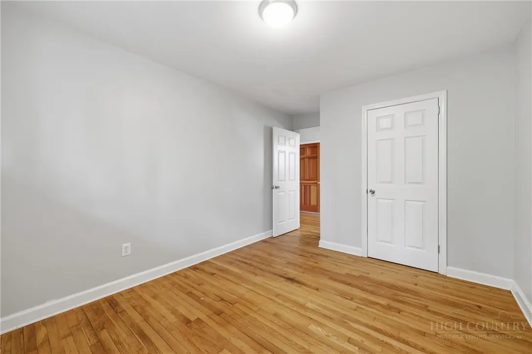 Image number 4 for the current listing