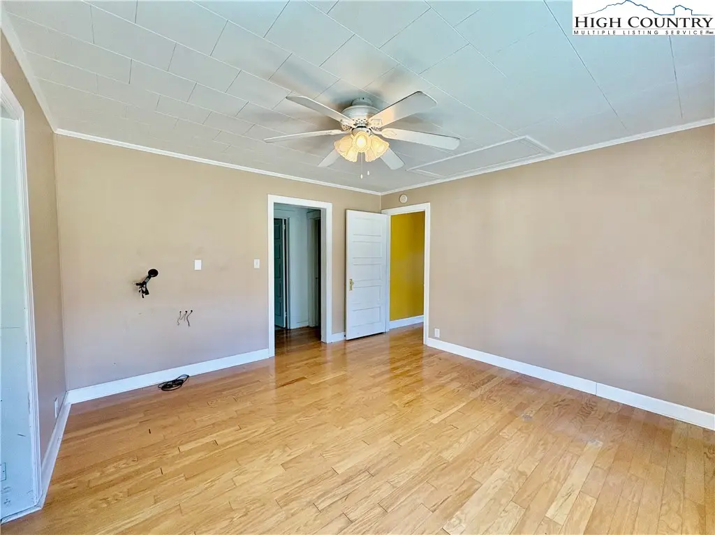 Image number 19 for the current listing