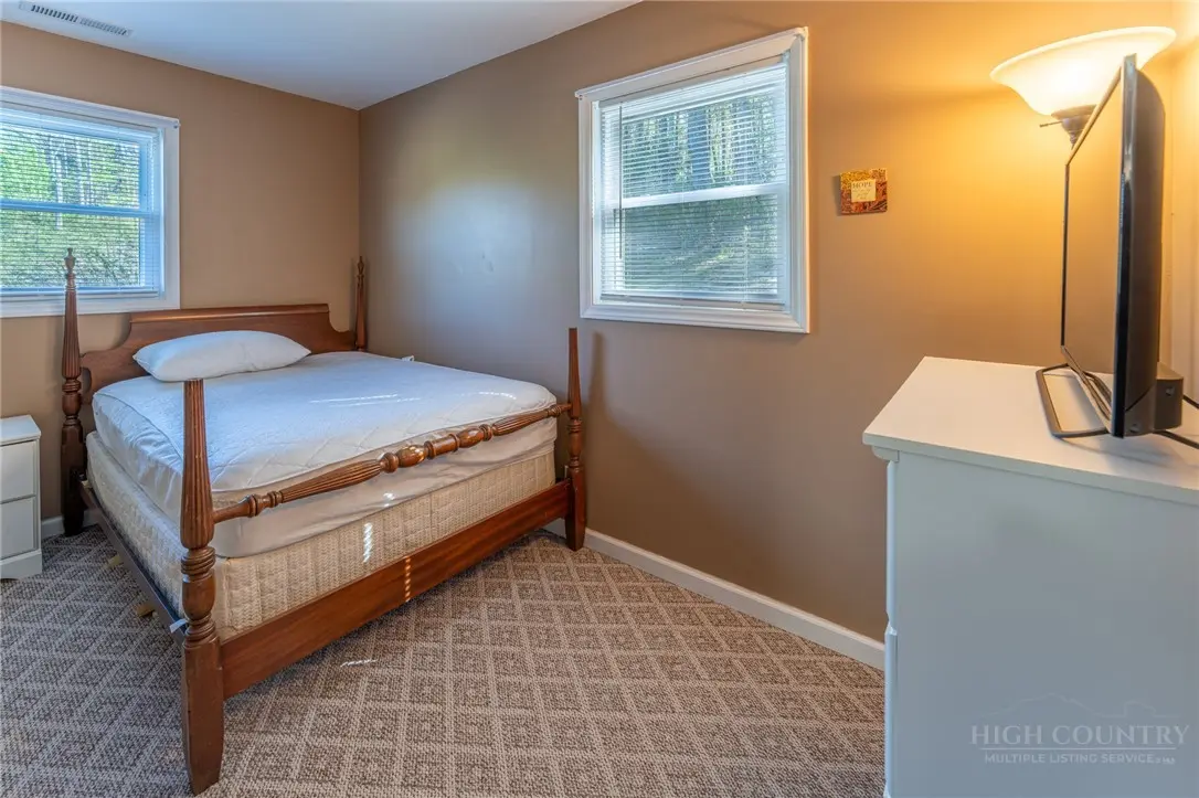Image number 9 for the current listing
