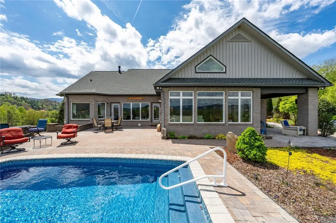 Image number 1 for the current listing