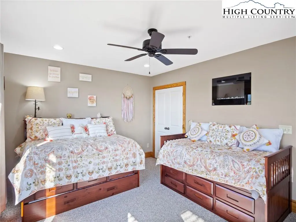 Image number 2 for the current listing