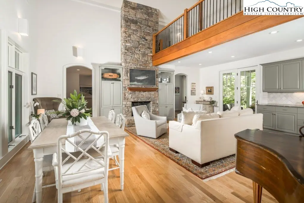 Image number 1 for the current listing