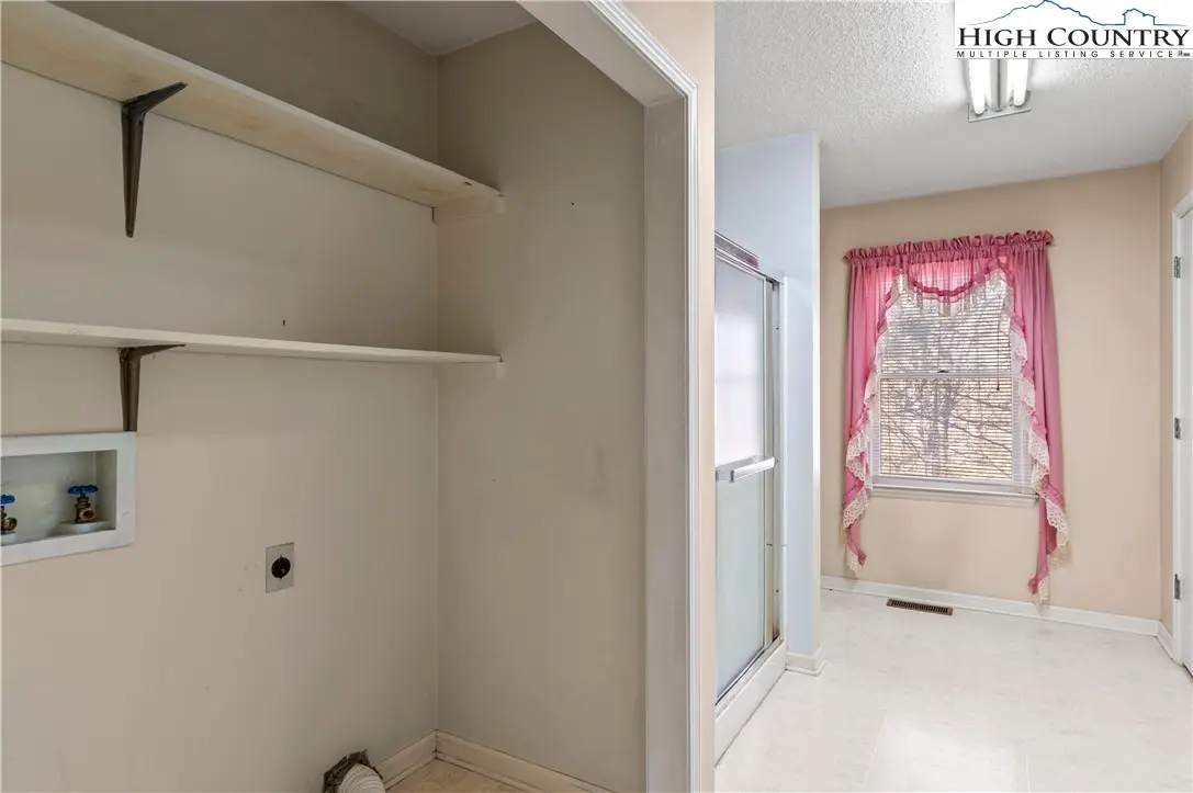 Image number 7 for the current listing