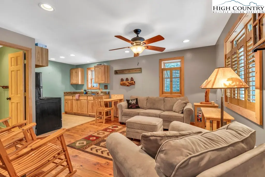 Image number 1 for the current listing