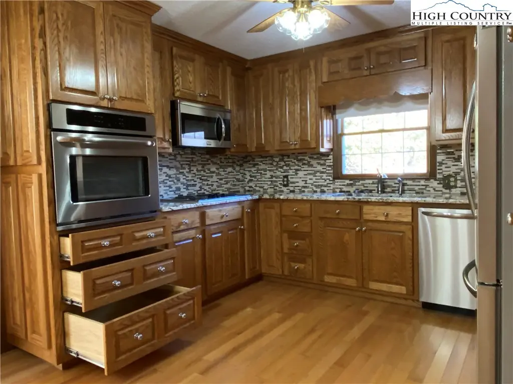 Image number 13 for the current listing