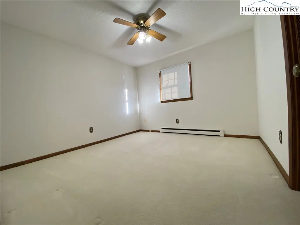 Image number 4 for the current listing