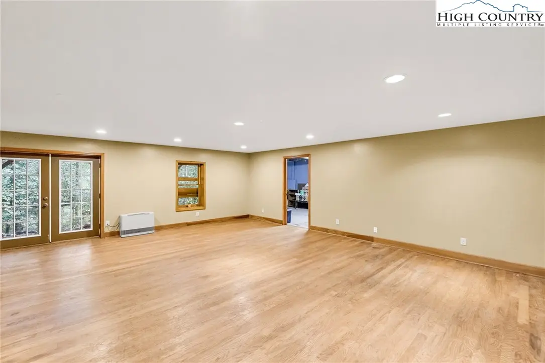 Image number 14 for the current listing