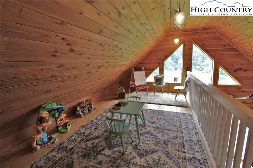 Image number 19 for the current listing