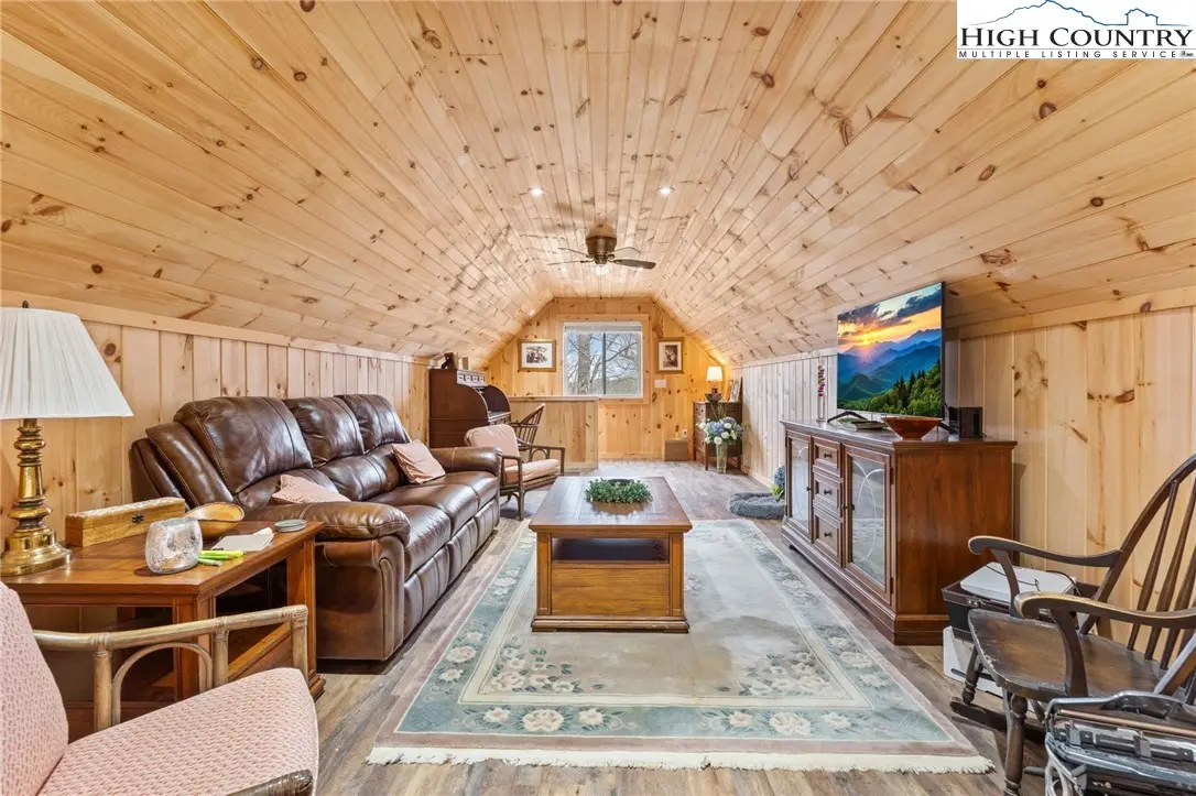 Image number 11 for the current listing