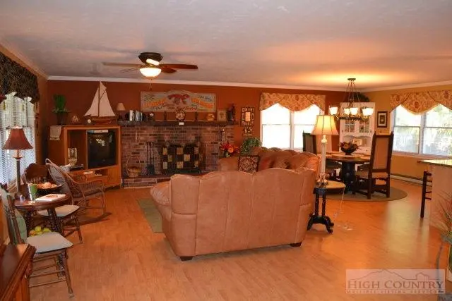 Image number 8 for the current listing