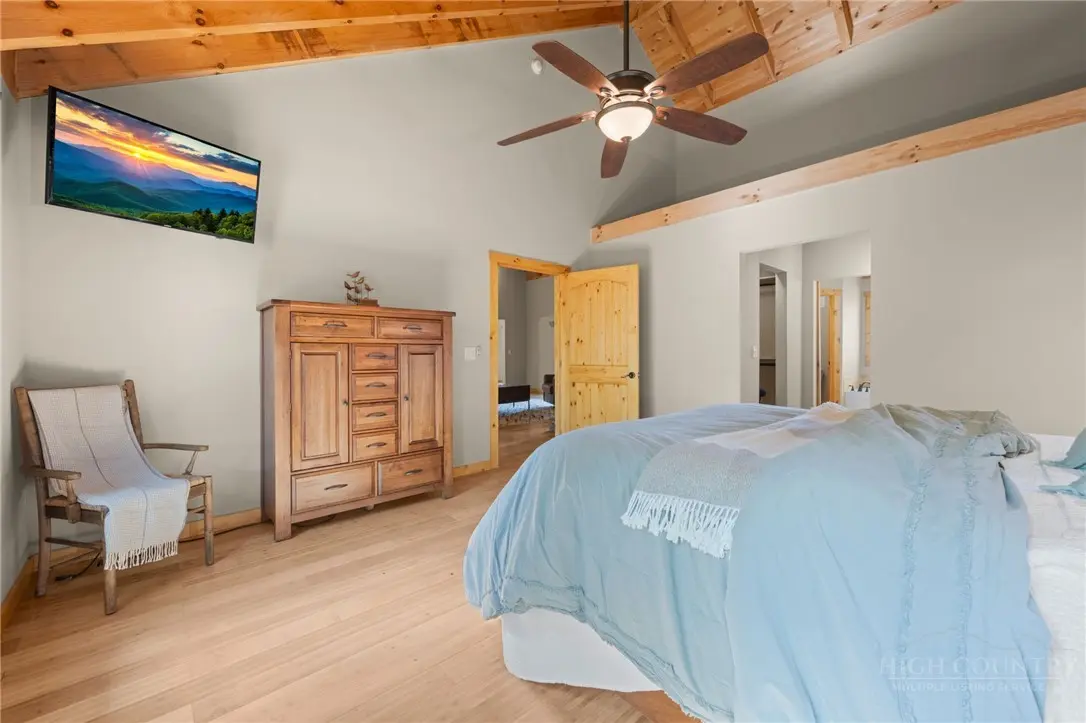 Image number 4 for the current listing