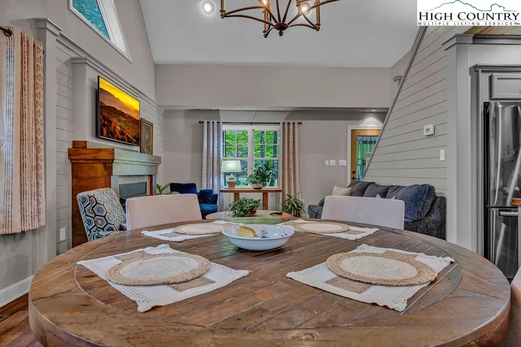 Image number 3 for the current listing