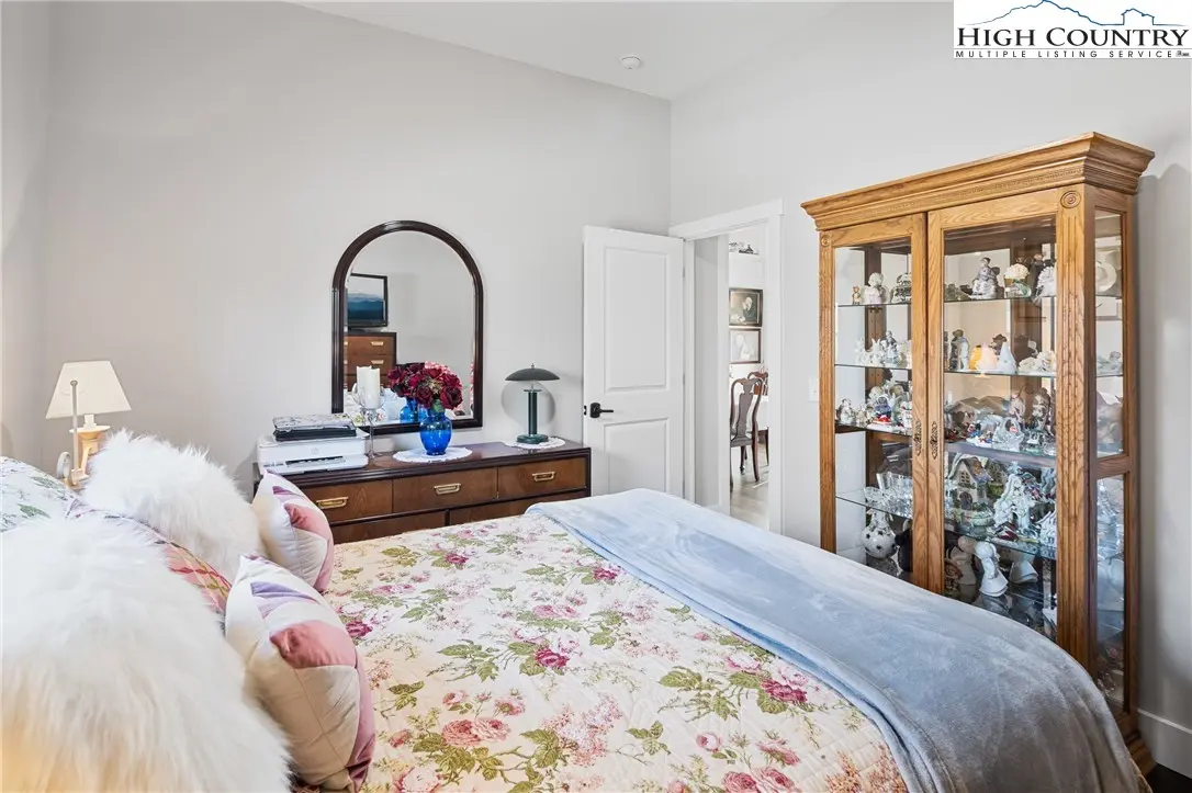 Image number 18 for the current listing