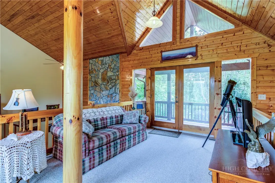 Image number 11 for the current listing