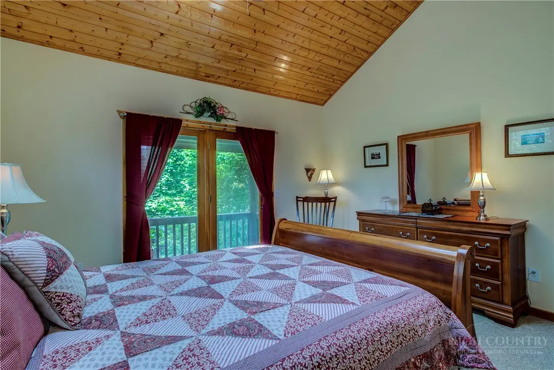 Image number 17 for the current listing