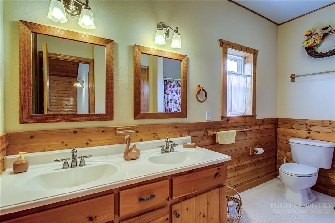 Image number 15 for the current listing