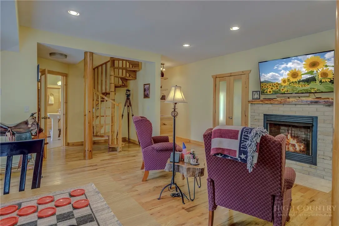 Image number 18 for the current listing