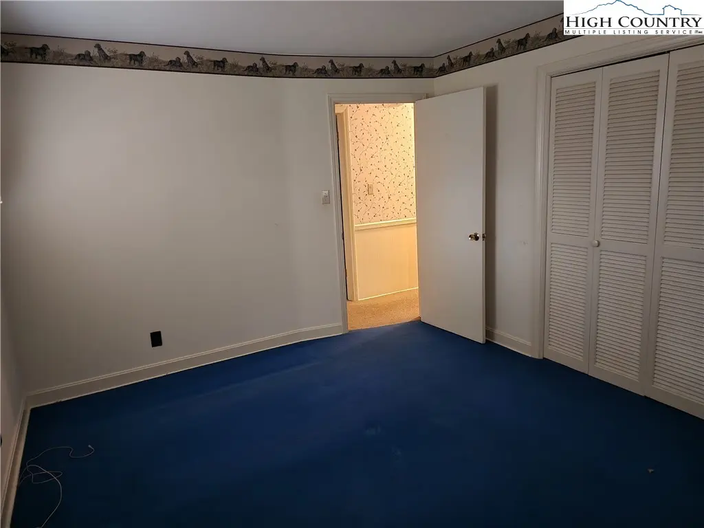 Image number 9 for the current listing