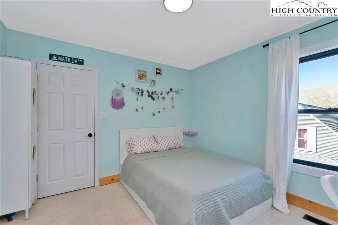 Image number 14 for the current listing