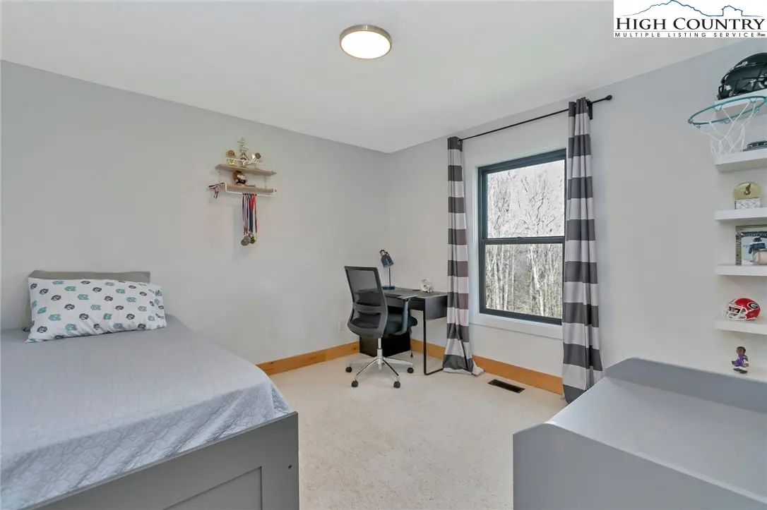 Image number 5 for the current listing