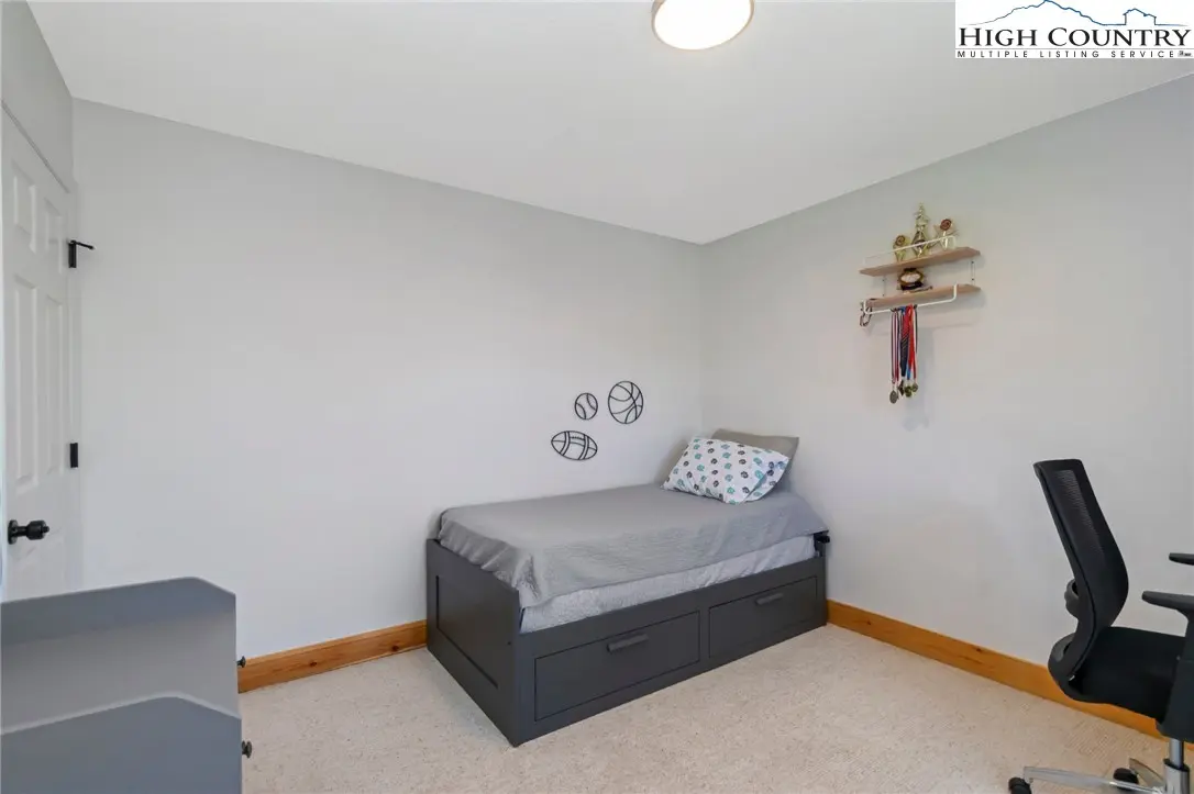 Image number 6 for the current listing