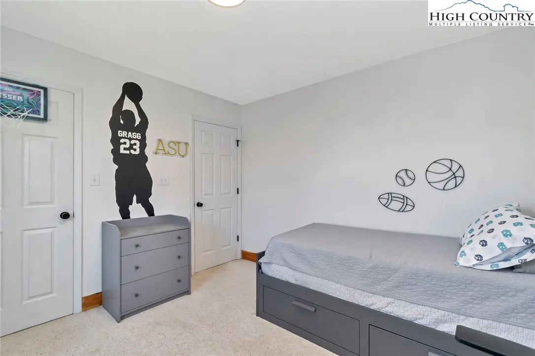 Image number 7 for the current listing