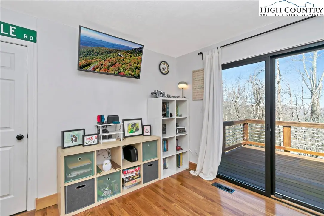Image number 9 for the current listing