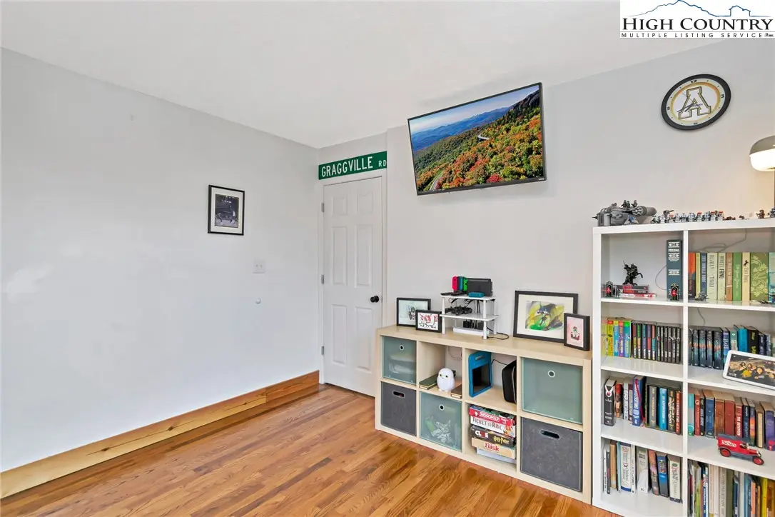 Image number 10 for the current listing