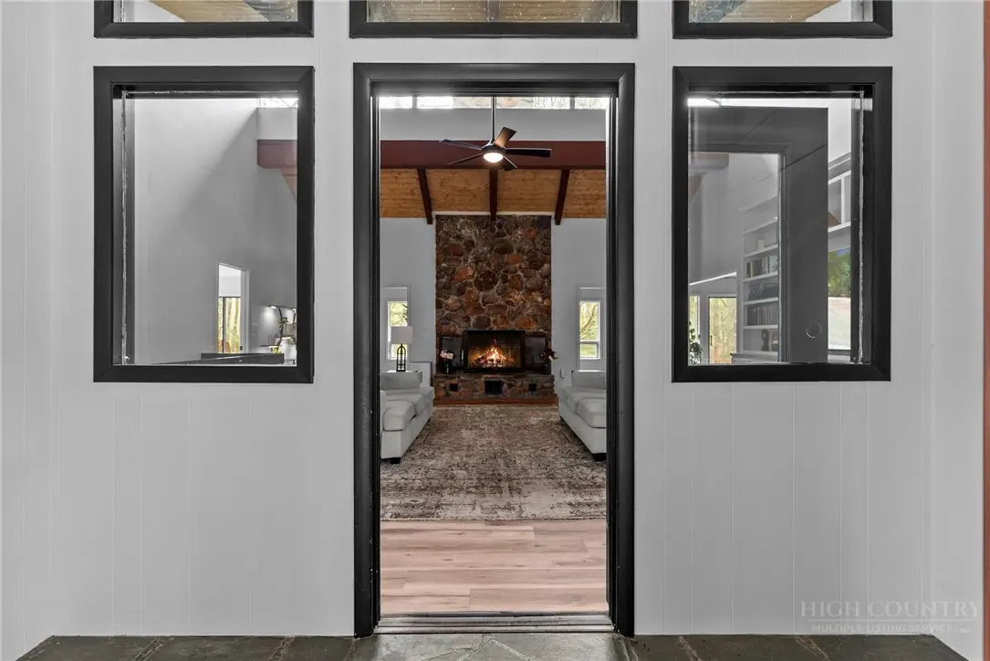 Image number 20 for the current listing