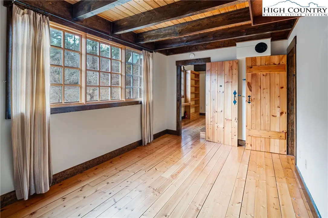 Image number 8 for the current listing