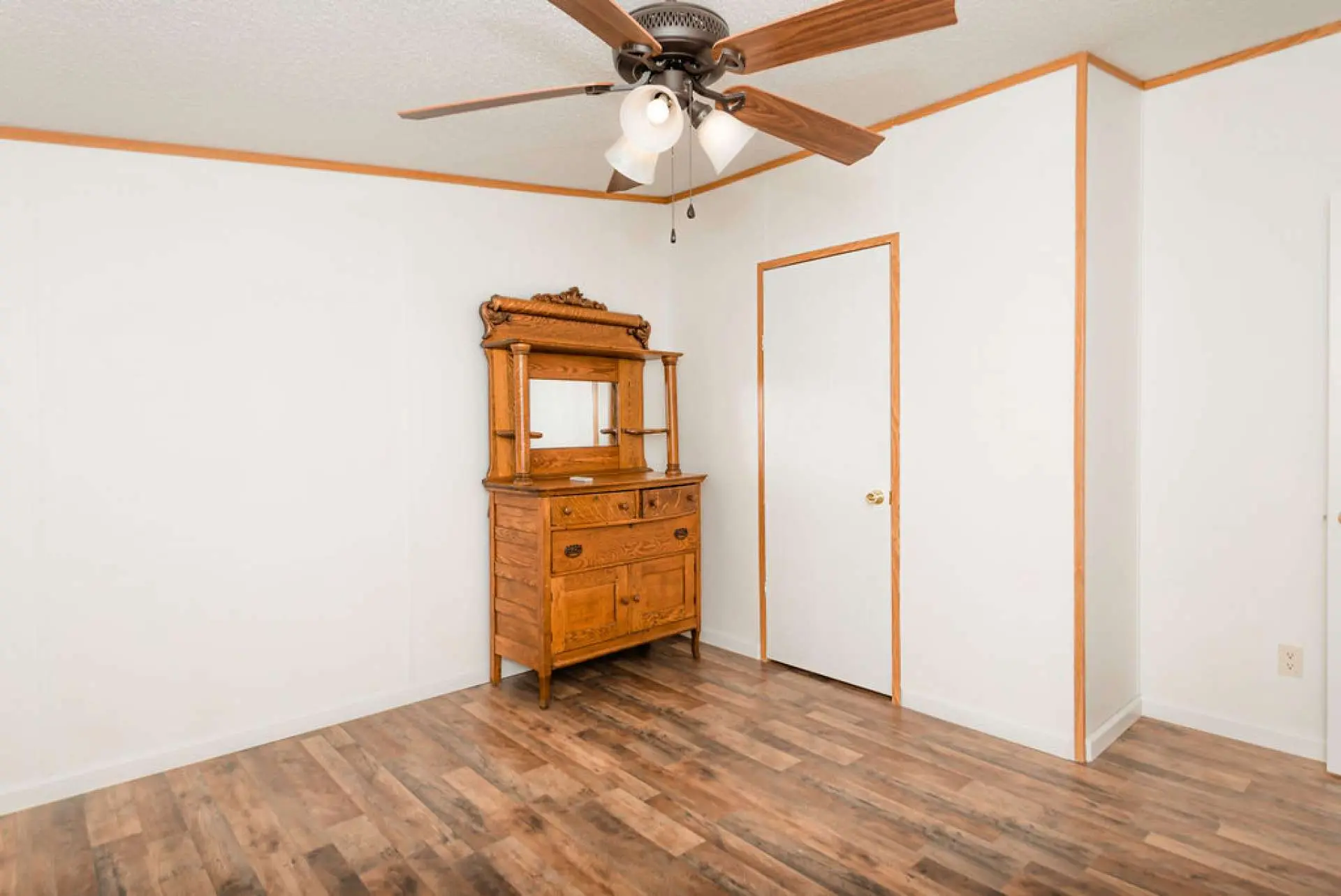 Image number 11 for the current listing