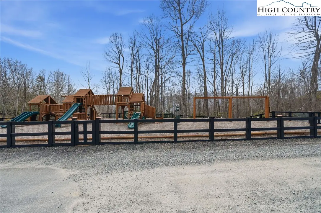 Image number 19 for the current listing